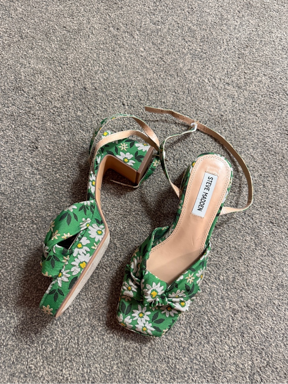 Steve Madden green floral block heels with white daisies #florals #summer